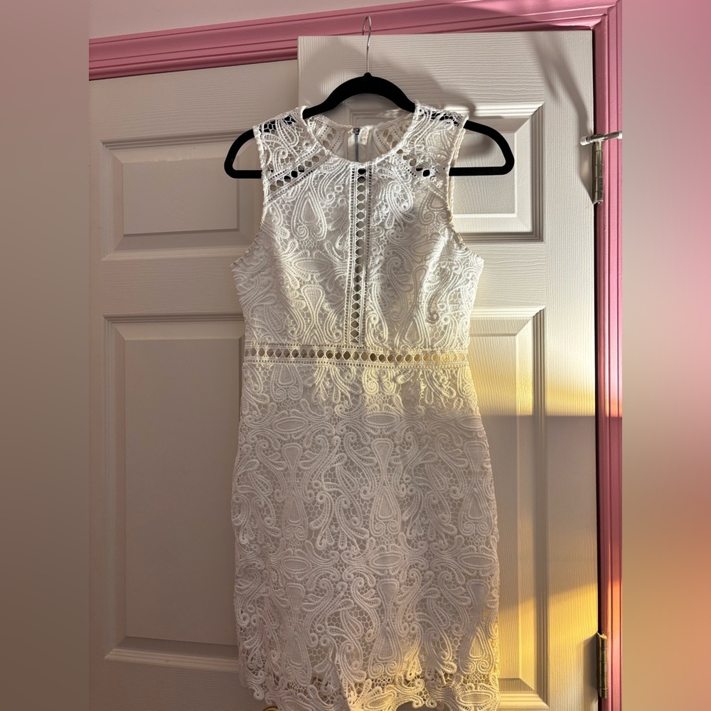 Lulu’s white lace dress with cutouts // Size Small // Perfect for Spring!